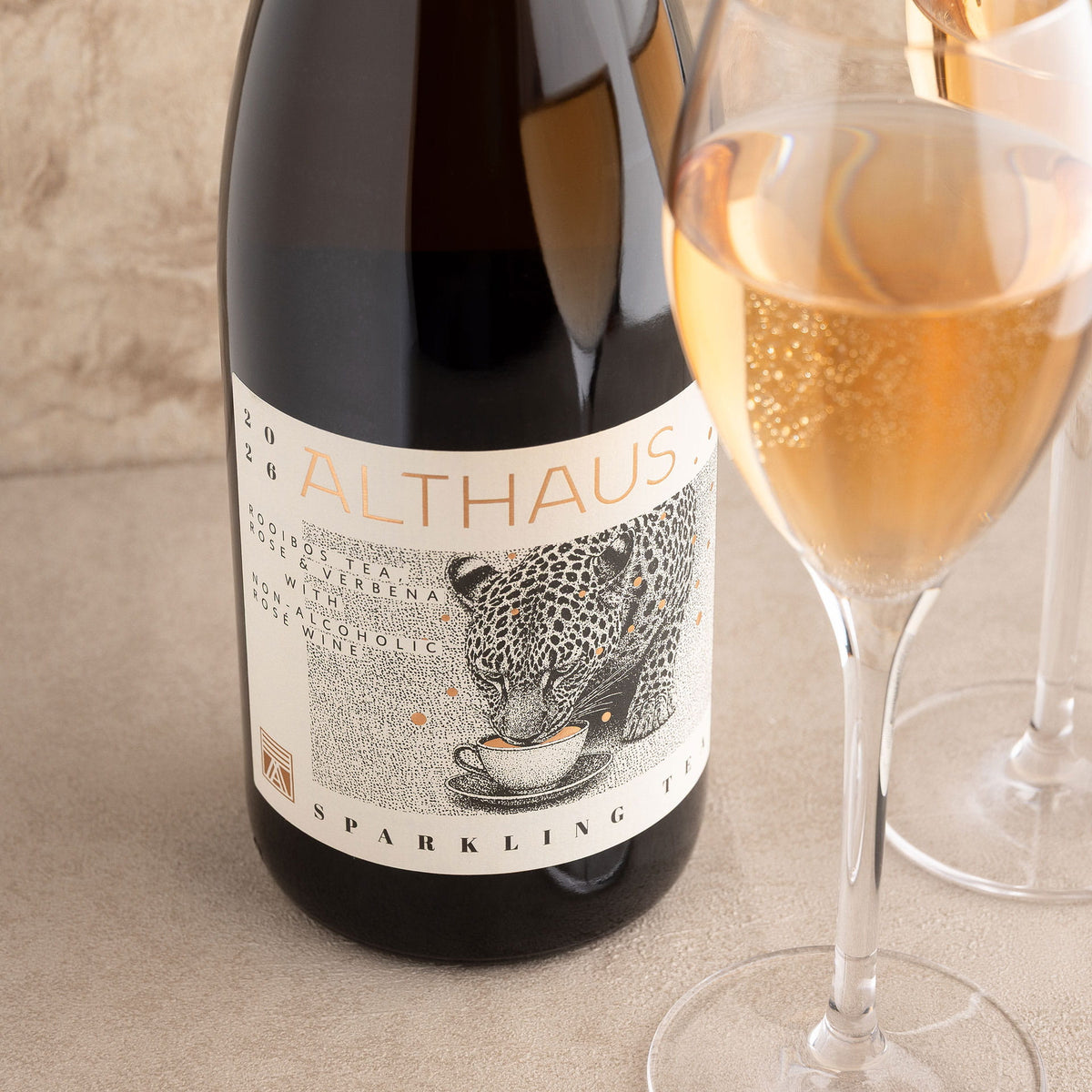 Sparkling Tea Rosé Flasche mit zwei Gläsern